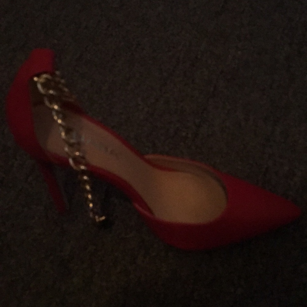 Red Pointed Gold Chain Heels - Picture 2 of 6